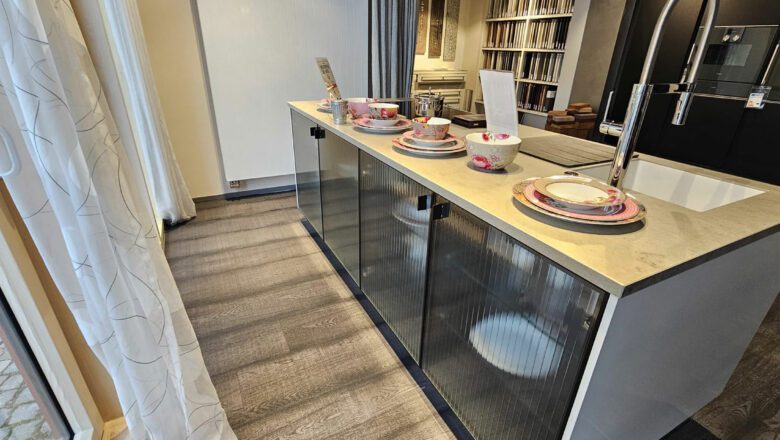 Inselküche mit Glastüren