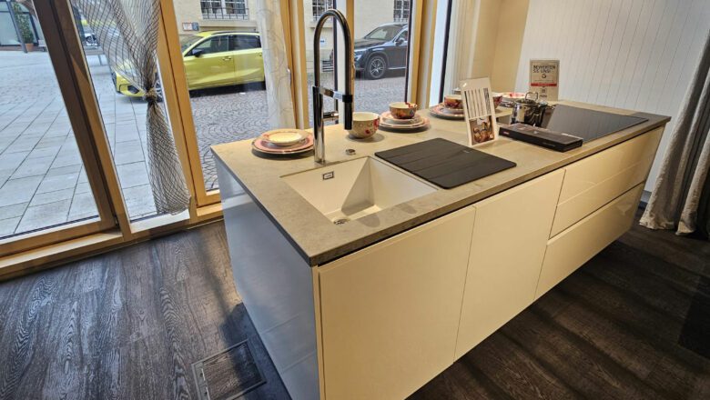 Inselküche mit Keramik-Arbeitsplatte