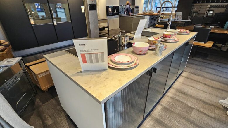 Inselküche mit Keramik-Arbeitsplatte