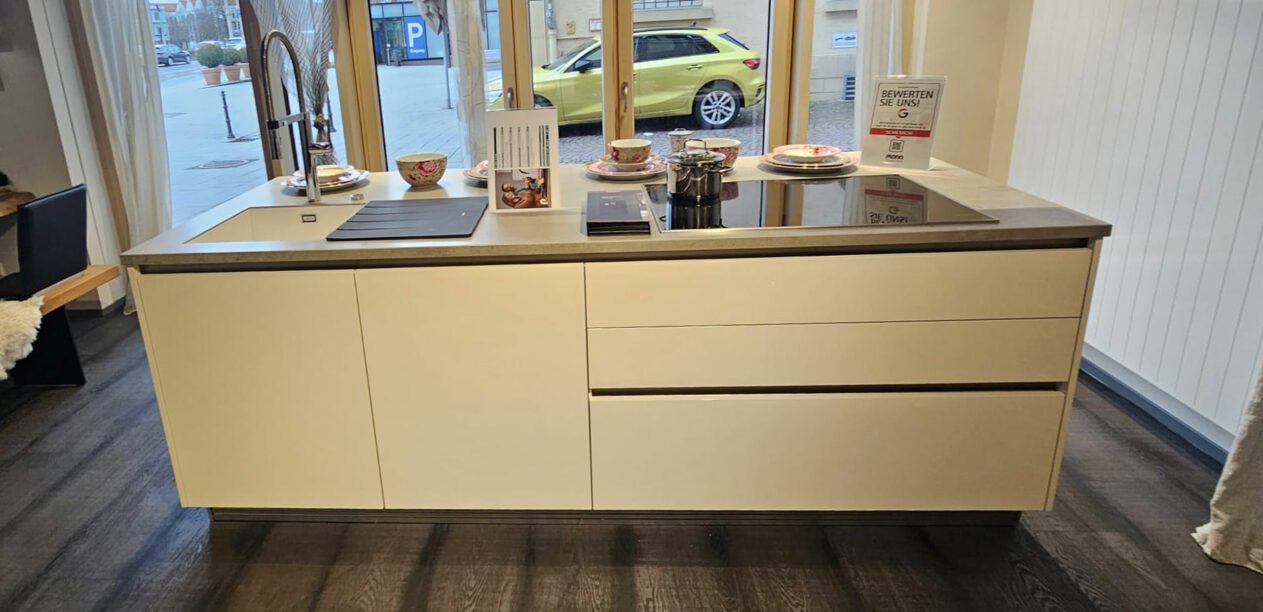 Inselküche mit breiten Auszügen