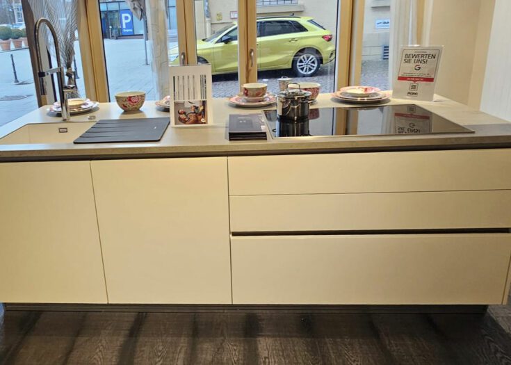 Inselküche mit breiten Auszügen