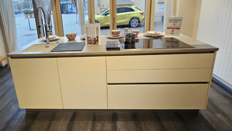 Inselküche mit breiten Auszügen