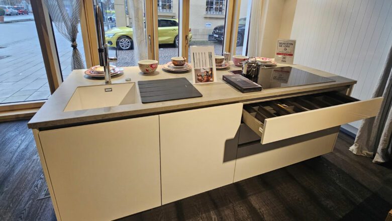 Grifflose Inselküche mit breiten Auszügen