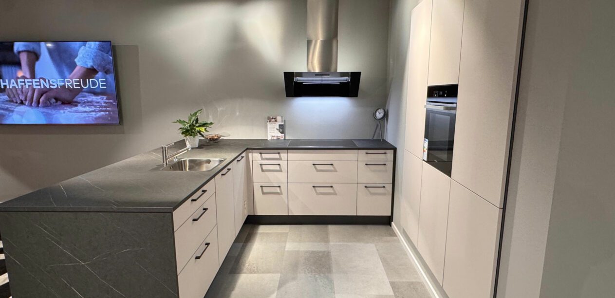 Inselküche mit grauer Arbeitsplatte und grauen Wangen