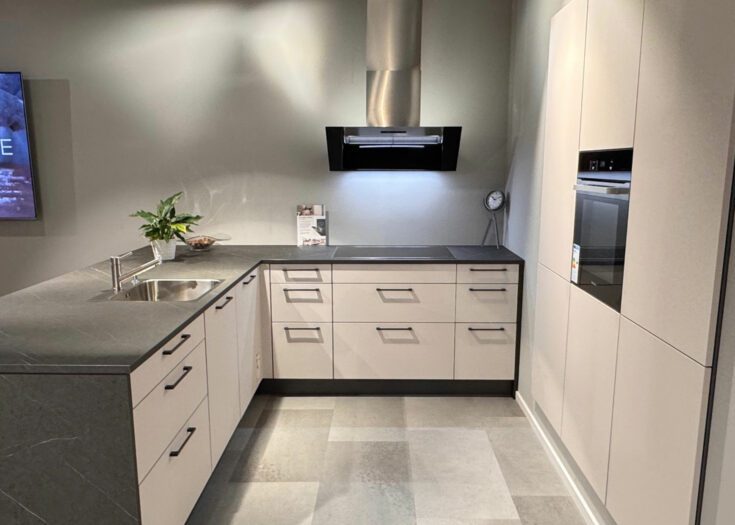 Inselküche mit grauer Arbeitsplatte und grauen Wangen