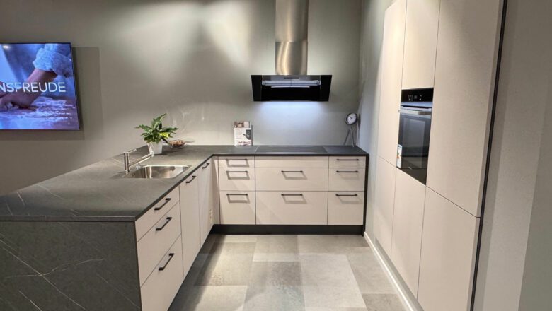 Inselküche mit grauer Arbeitsplatte und grauen Wangen