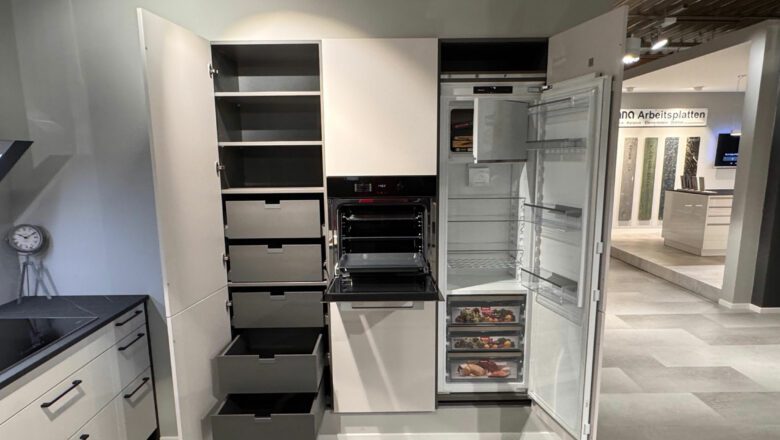 Inselküche mit viel Stauraum in den Hochschränken