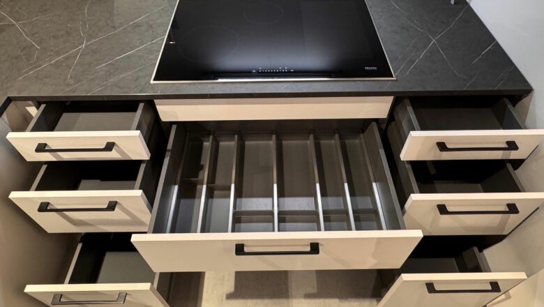 Ausstellungsküche in Freiburg mit vielen Auszügen und praktischer Schubkasteneinteilung