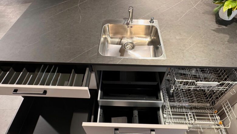 Inselküche mit Edelstahlspülbecken von Blanco