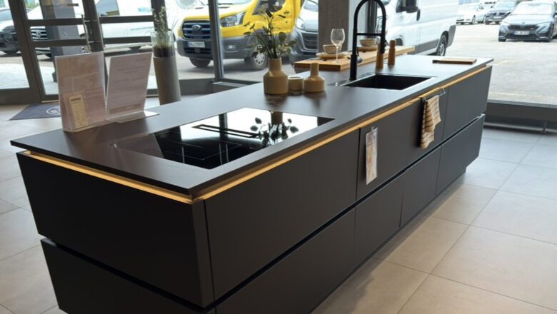 Inselküc he mit schwarzer Keramik-Arbeitsplatte