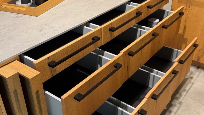 Fronten in Eiche furniert mit edlen schwarzen Stangengriffen