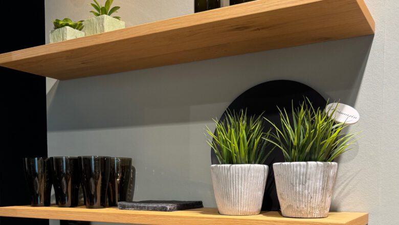 Regalbretter runden diese Küche ab