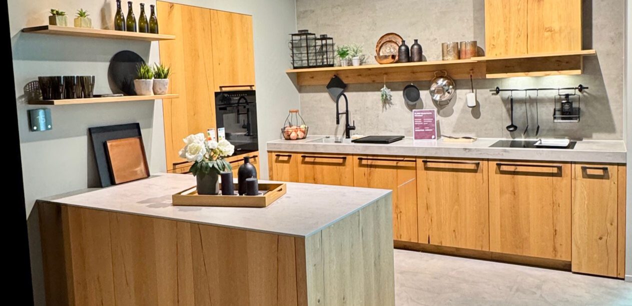 Helle Inselküche mit edler Keramik-Arbeitsplatte