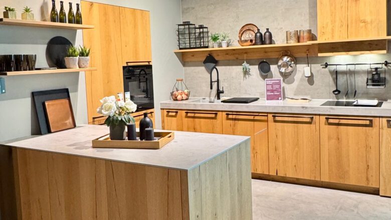 Helle Inselküche mit edler Keramik-Arbeitsplatte