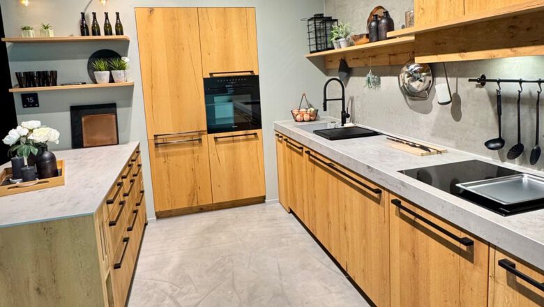 Edle Inselküche mit Keramik-Arbeitsplatte und hochwertigen E-Geräten