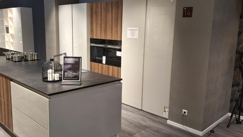 Geräumige Inselküche mit hochwertigen Elektrogeräten und Organic Glas Fronten