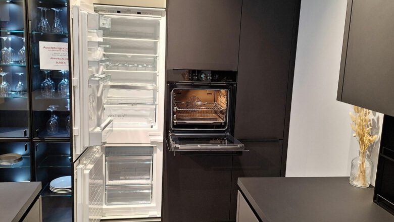 Große Kühl-Gefrierkombination in Inselküche