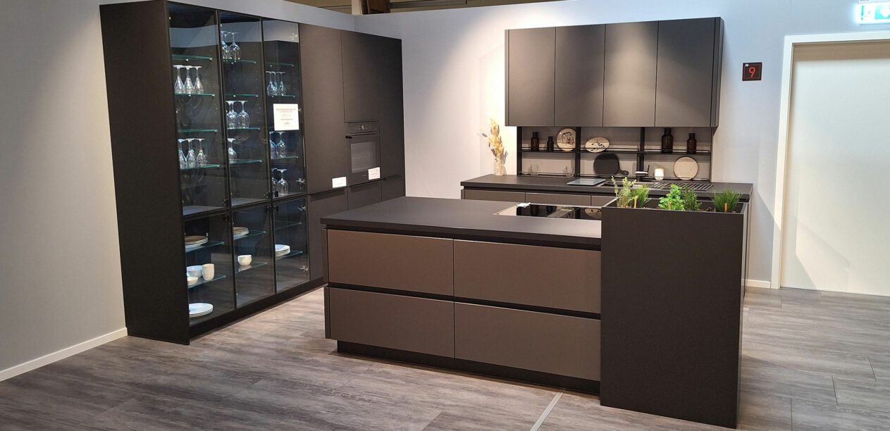 Inselküche mit Fronten aus Organic Glas und Mattlack