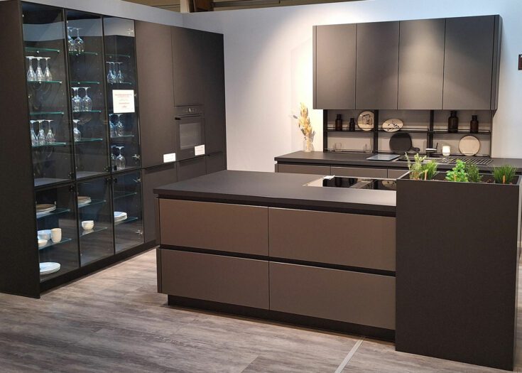 Inselküche mit Fronten aus Organic Glas und Mattlack