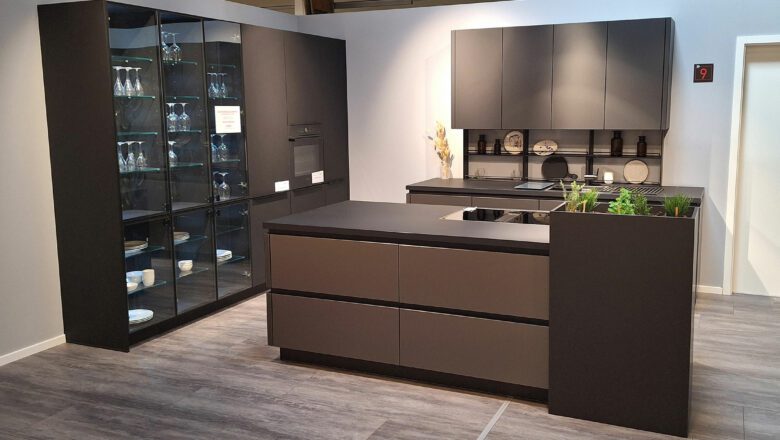 Inselküche mit Fronten aus Organic Glas und Mattlack