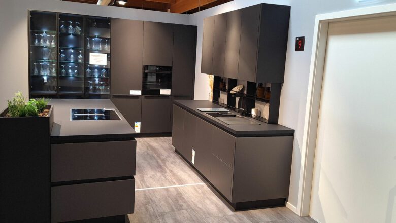 Inselküche in der Farbe Platin mit hochwertiger Fenix-Arbeitsplatte