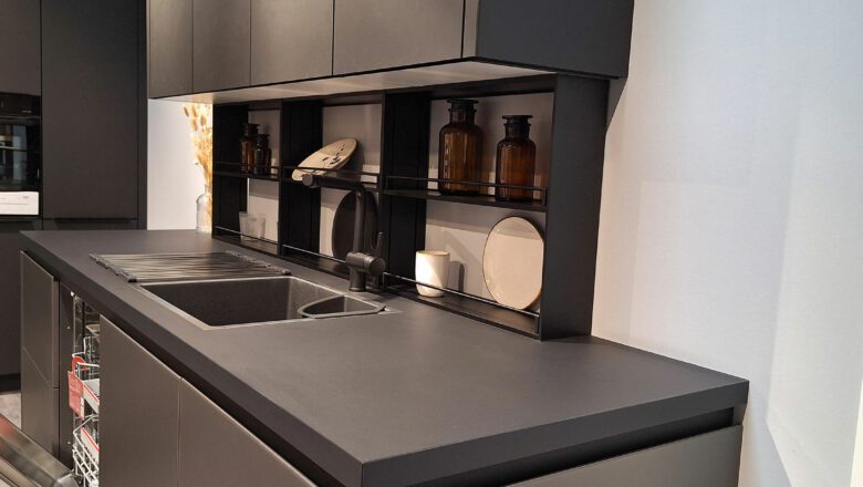 Graue Fenix-Arbeitsplatte in griffloser Küche