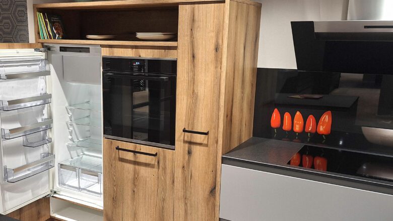 Musterküche in Inselform mit AEG Kühlschrank
