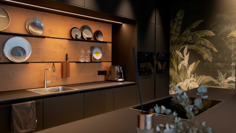 Inselküche mit Nischenrückwand in Echtholzfurnier Eiche