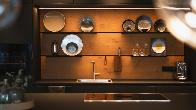 Hochwertige Nischenrückwand aus Echtholzfurnier im Dekor Eiche