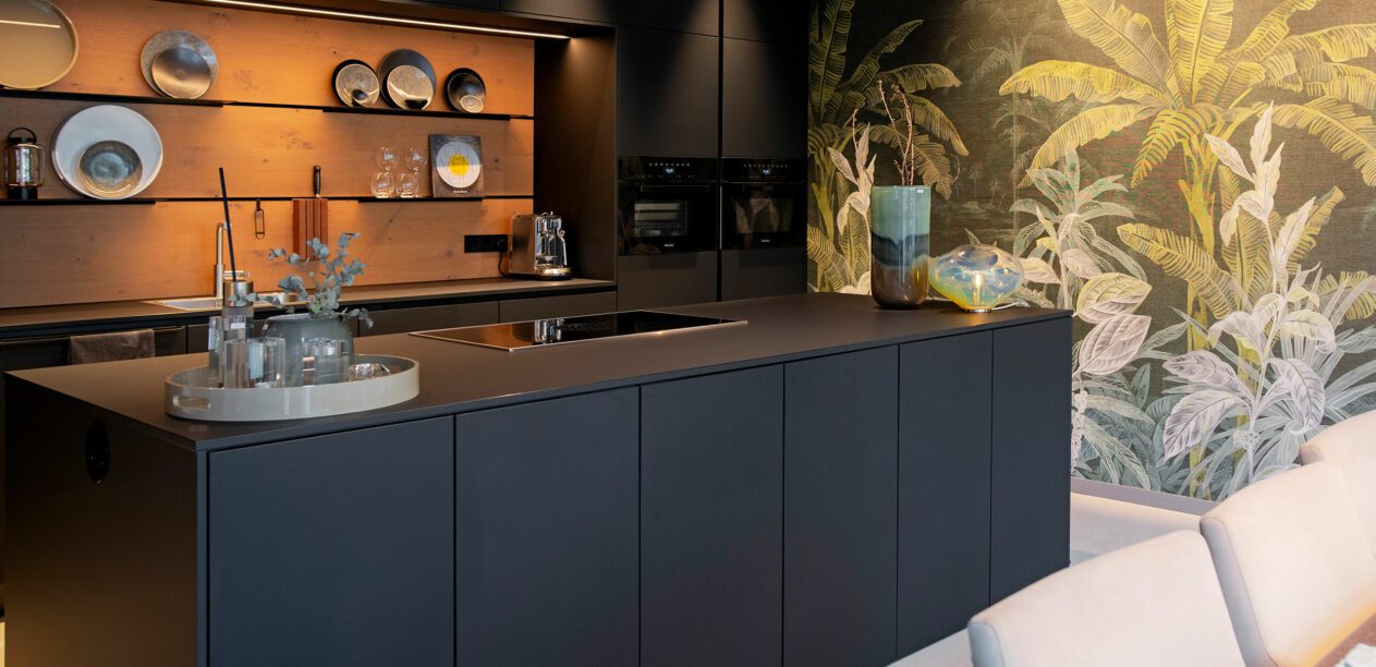 Inselküche mit Fronten der Extraklasse in Perfect Sense Schwarz