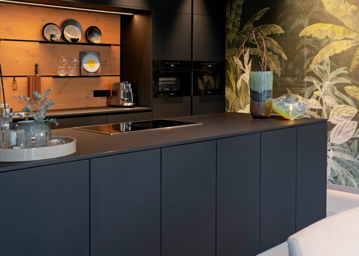 Inselküche mit Fronten der Extraklasse in Perfect Sense Schwarz