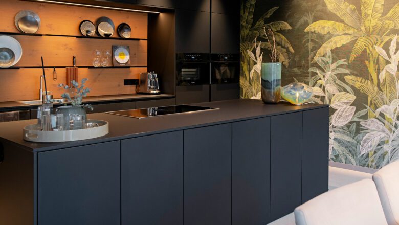 Inselküche mit Fronten der Extraklasse in Perfect Sense Schwarz