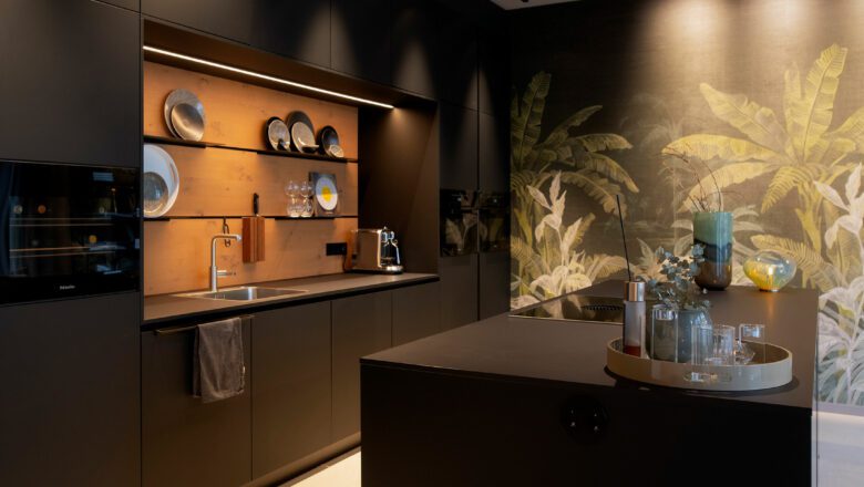 Inselküche für Design-Liebhaber mit mattschwarzen Fronten