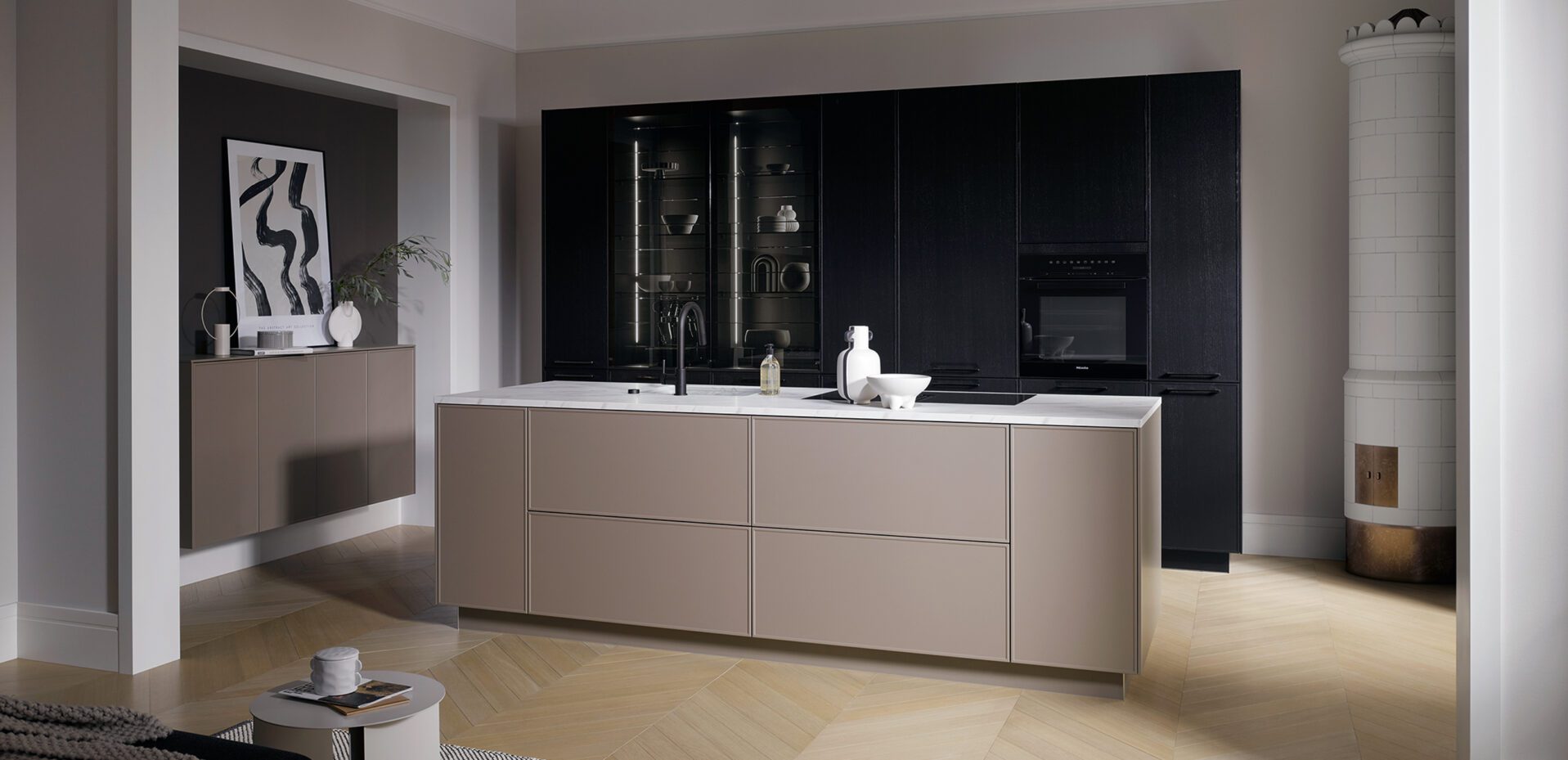 Inselküche mit beigen Fronten und schwarzer Küchenzeile im Wohnraum