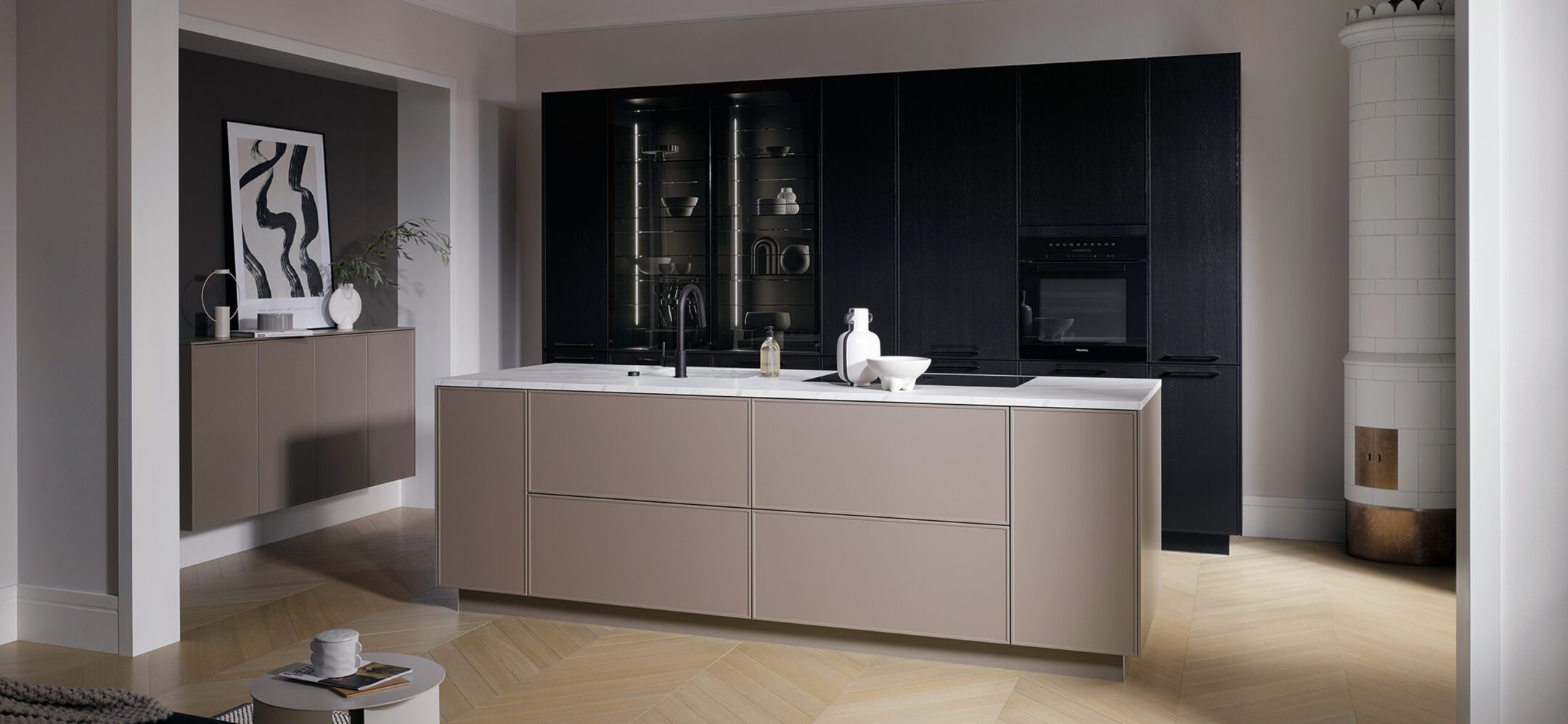 Inselküche mit beigen Fronten und schwarzer Küchenzeile im Wohnraum