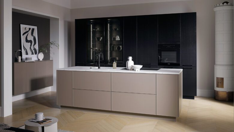 Inselküche mit beigen Fronten und schwarzer Küchenzeile im Wohnraum