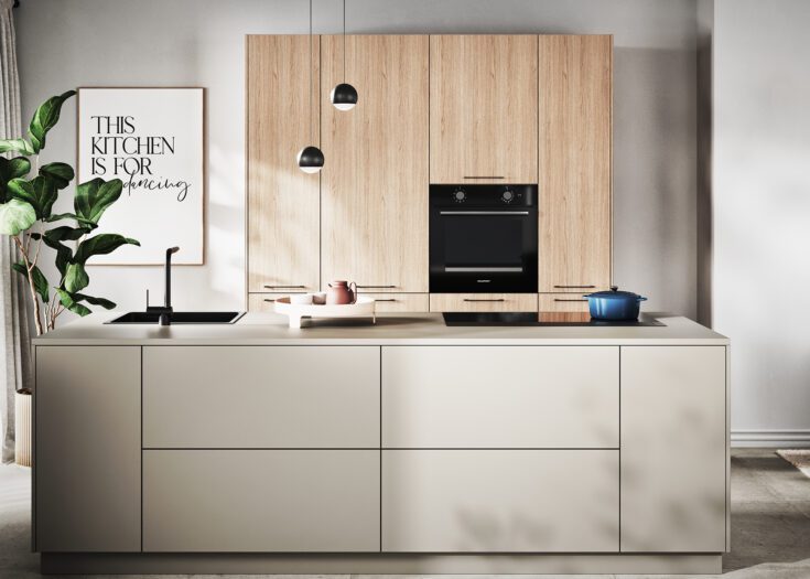 Moderne Kücheninsel in Beige mit angrenzender Hochschrankwand in hellem Holzdekor.