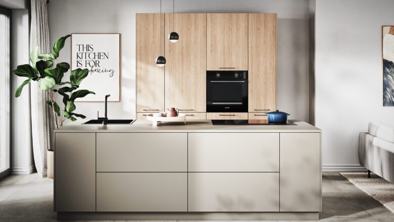 Moderne Kücheninsel in Beige mit angrenzender Hochschrankwand in hellem Holzdekor.