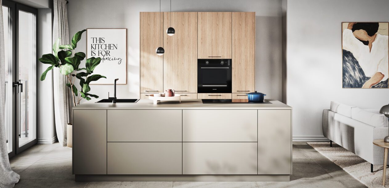 Moderne Kücheninsel in Beige mit angrenzender Hochschrankwand in hellem Holzdekor.