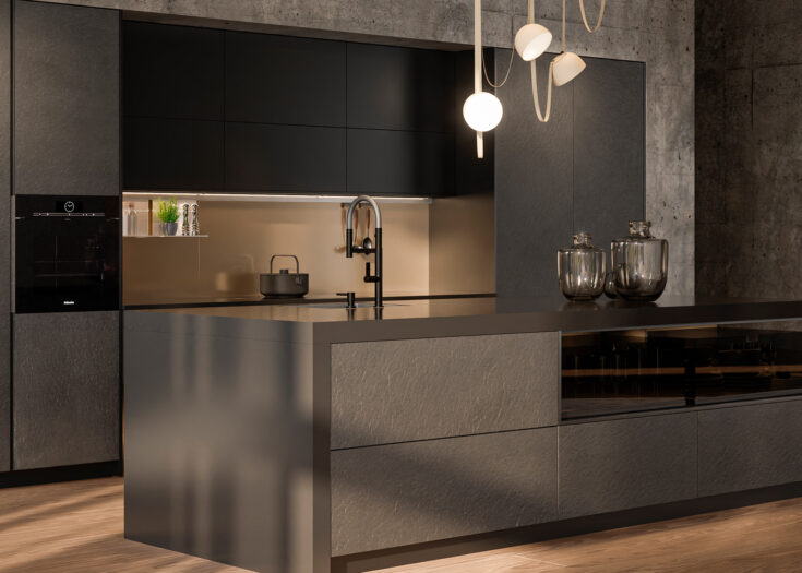Luxuriöse Küche in Carbon-Metallic und Schwarz vor Sichtbetonwand mit moderner Designer-Kugelleuchte