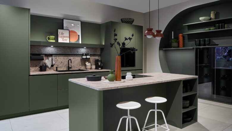 Mattgrüne Kücheninsel mit Marmor-Arbeitsplatte und integriertem Aquarium