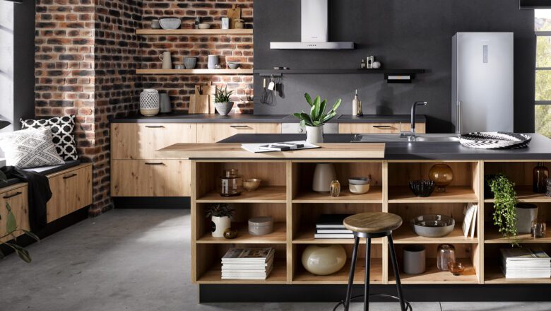 Industrie-Küche mit Holzschränken, dunklen Arbeitsplatten und freistehender Insel mit Regalen.