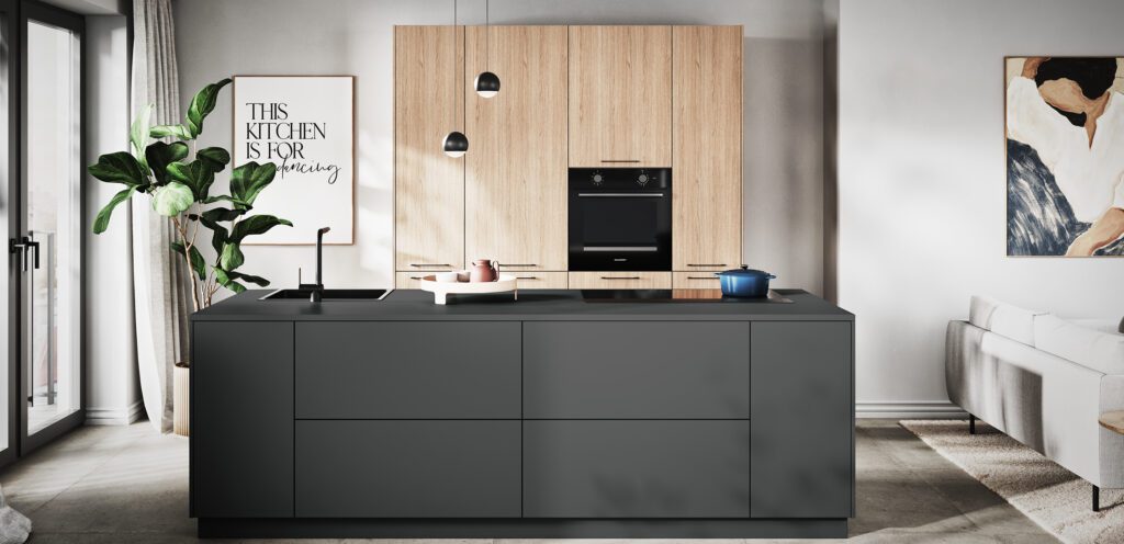 Minimalistische graue Kücheninsel mit Eichenholz-Hochschränken in offener Wohnküche