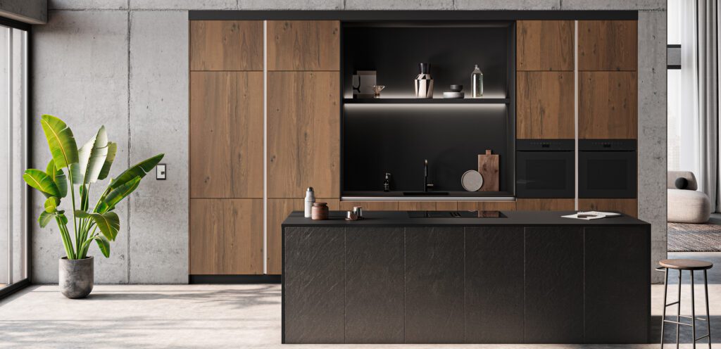 Industrial Style Küche mit Kücheninsel in Steinoptik und Holzwand mit Metallleisten.