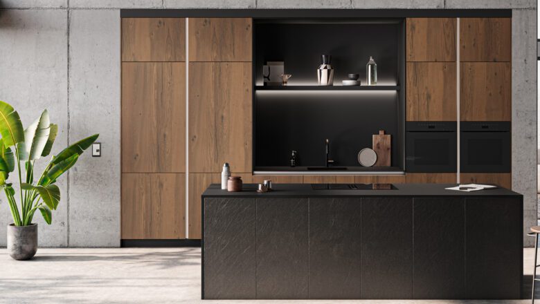 Industrial Style Küche mit Kücheninsel in Steinoptik und Holzwand mit Metallleisten.