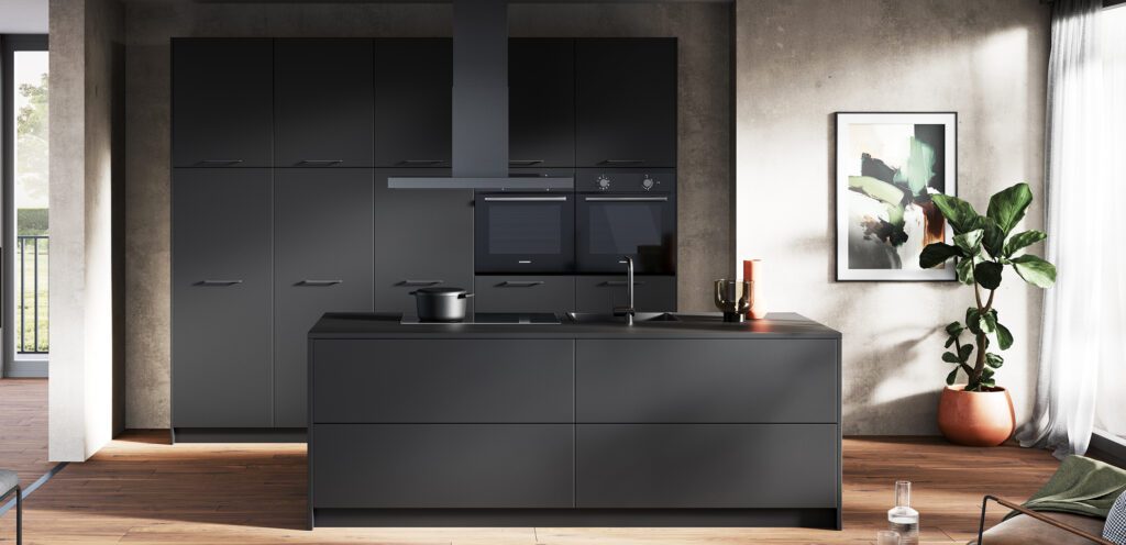 Monochrom schwarze Kücheninsel und Hochschrankwand in mattem Finish.