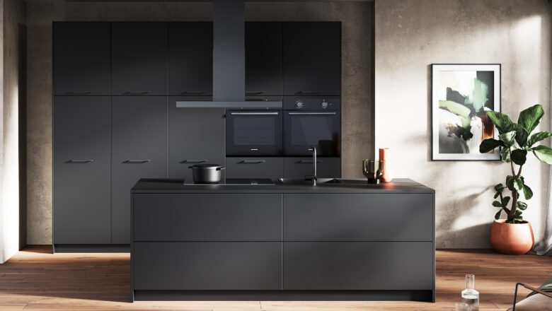 Monochrom schwarze Kücheninsel und Hochschrankwand in mattem Finish.