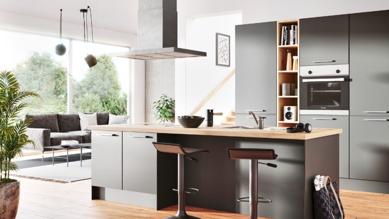 Klassisch-moderne Kücheninsel in Dunkelgrau mit Holzarbeitsplatte und Barhockern.