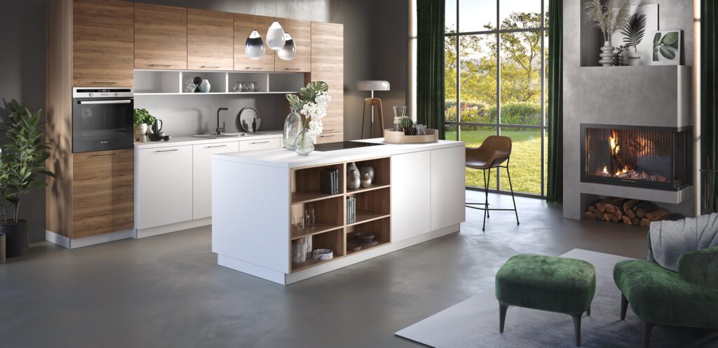 Offene Holzküche mit weißer Insel und Blick auf einen Wohnbereich mit Kamin.