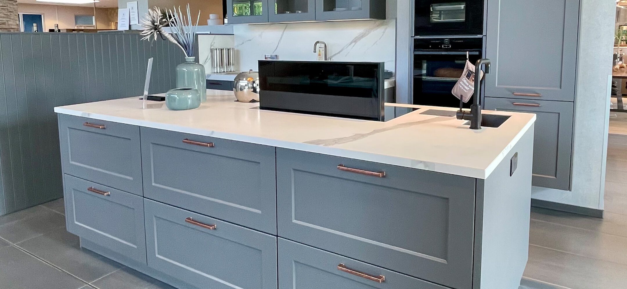 Inselküche im Landhaus-Stil mit Lavagrauen Mattlack-Fronten